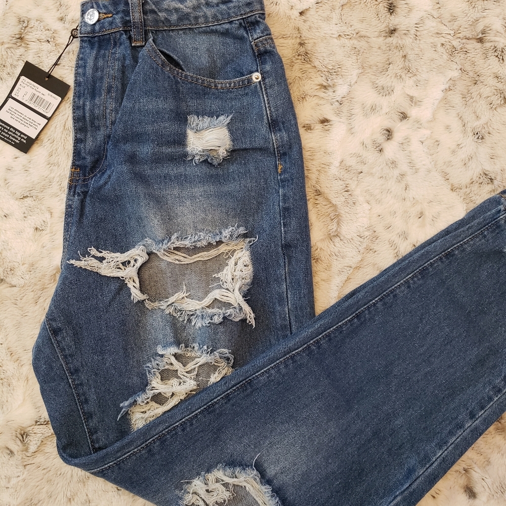 Misguided Riot High Rise Mom Jeans - Picture 4 of 7